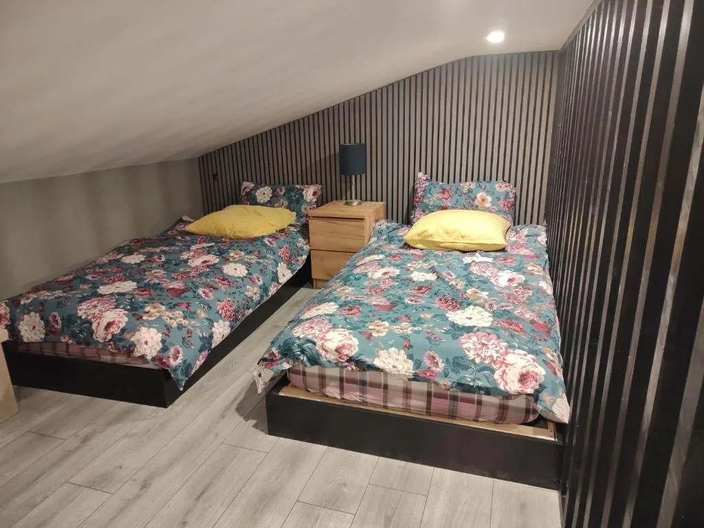 Twin bedroom, alternate view